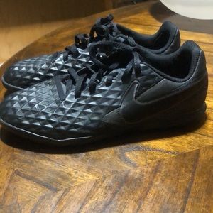 NIB YouthNike Jr Legend 8 Club TF Indoor size 5 for boys and size 6.5 for girls